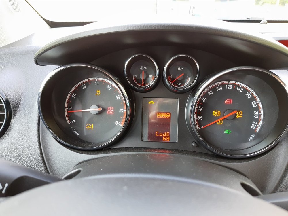 Meriva tablica przyrządów.jpg