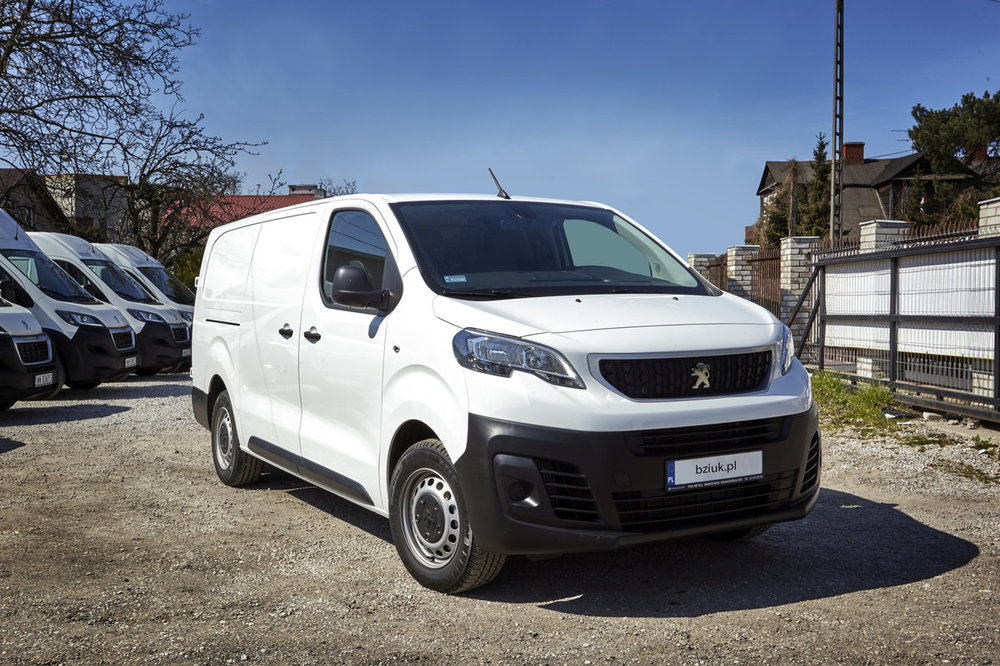 Kontenery z windą, wózki, pasy transportowe