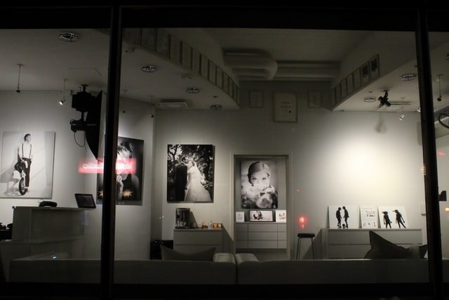 Aranżacja wnętrz z czarno-białymi zdjęciami