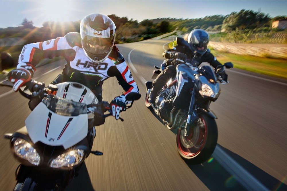 Jak modnie i wygodnie ubrać się na motor z marką Held?