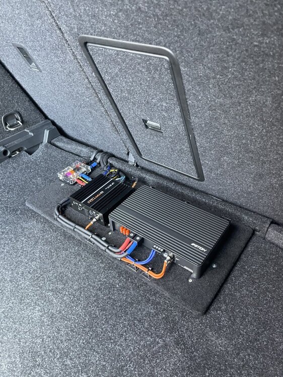 Wzmacniacz car audio zamontowany w bagażniku samochodu