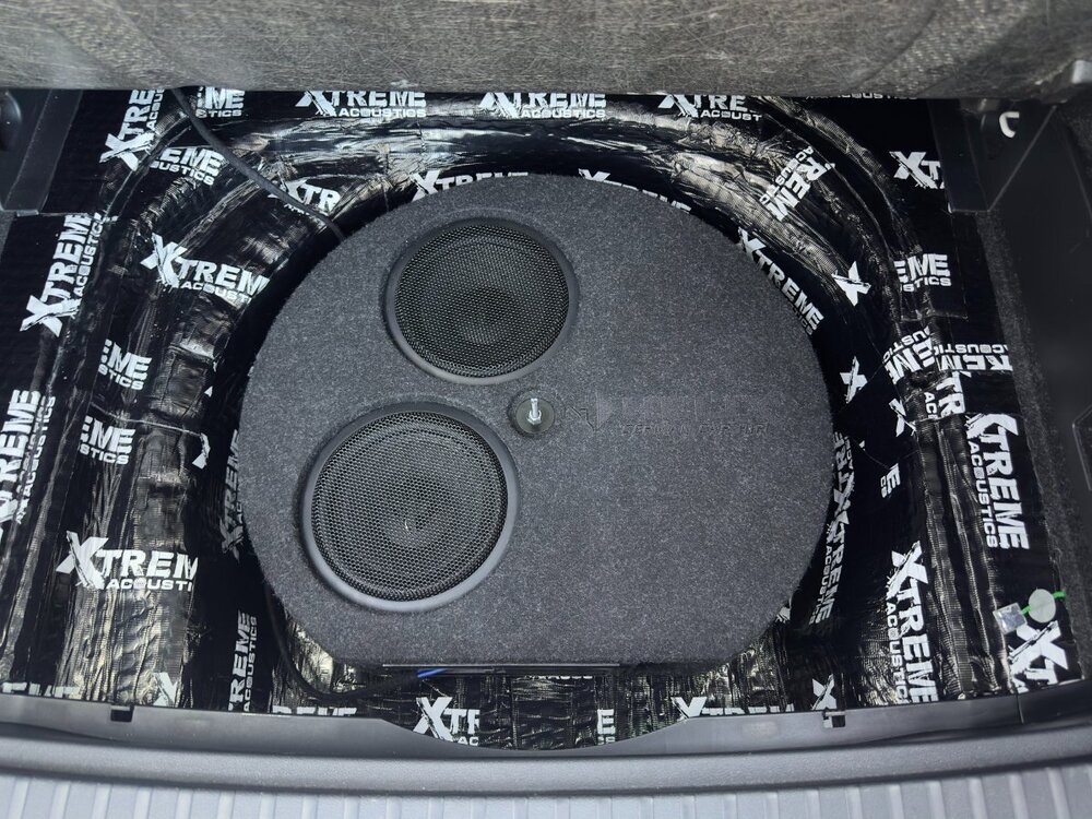 Subwoofer we wnęce koła zapasowego i wygłuszenie bagażnika